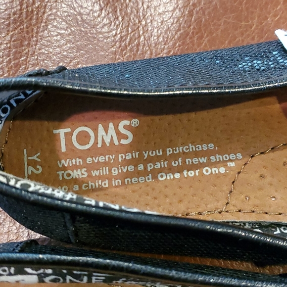 Good condition Girls Toms, size Y2 - Picture 4 of 7